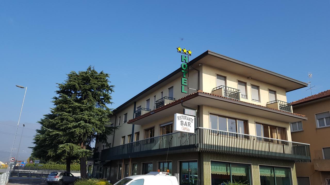 Hotel Dei Pini Medolago Екстер'єр фото